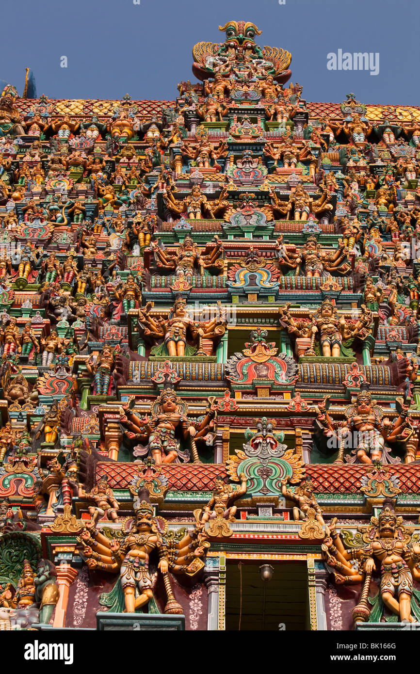 India, nello Stato del Tamil Nadu, Madurai, Sri Meenakshi Temple, restaurato recentemente west gopuram, stipati con divinità Foto Stock
