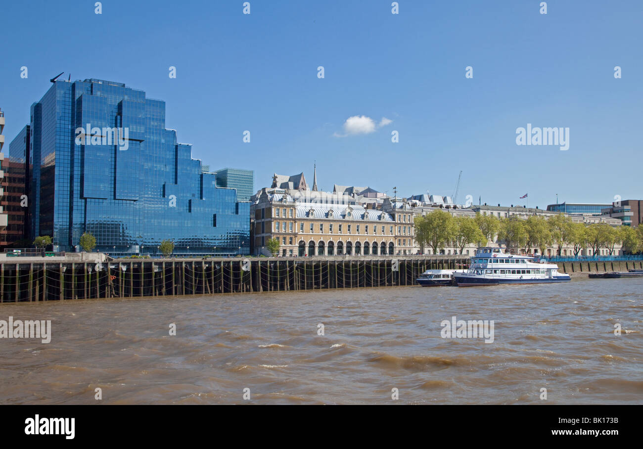 Uffici moderni sul Fiume Tamigi a Londra, Inghilterra Foto Stock