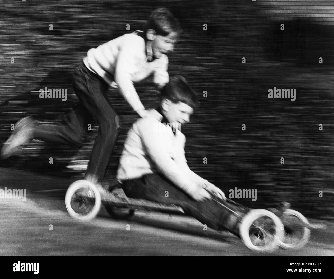 Ragazzi giocare con una fatta in casa di go-kart, Horley, Surrey, 1965. Foto Stock