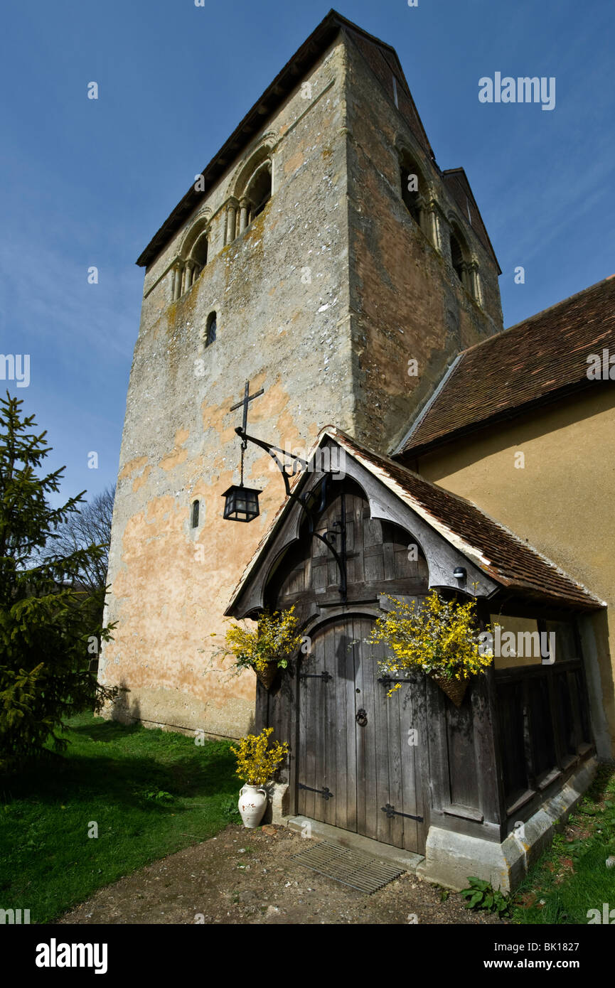 Pasqua decorazioni floreali sulla chiesa parrocchiale ingresso Portico di San Bartolomeo Fingest village Buckinghamshire REGNO UNITO Foto Stock