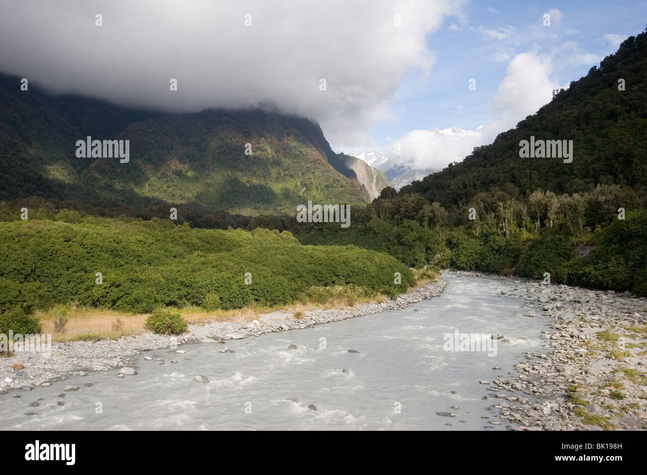 Il fiume selvaggio vicino al ghiacciaio Fox Foto Stock