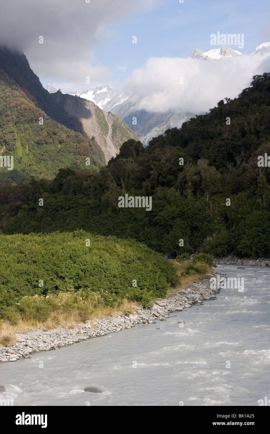 Il fiume selvaggio vicino al ghiacciaio Fox Foto Stock