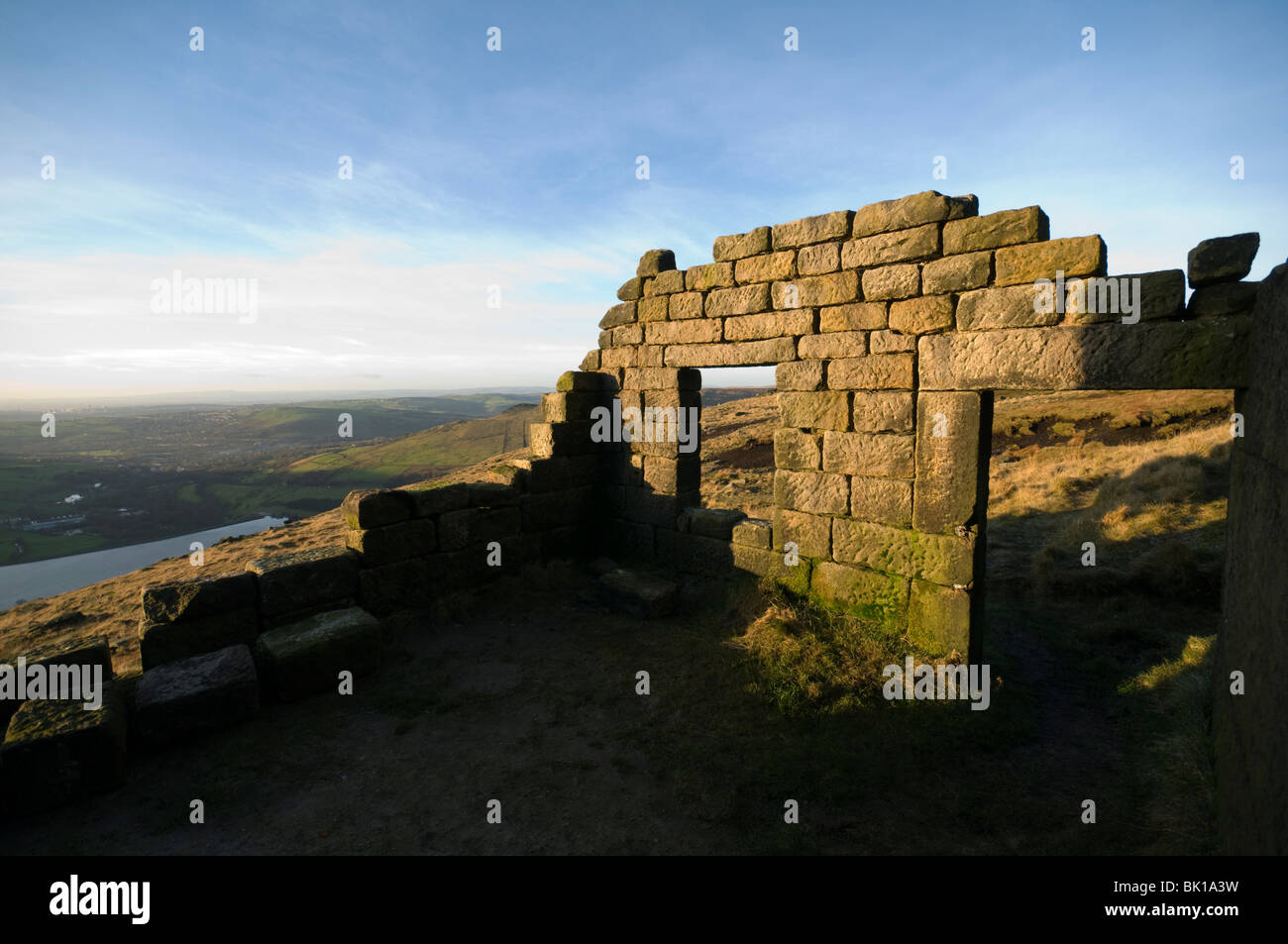 Bramley's Cot, una capanna in rovina, sopra dove Stone Reservoir, Saddleworth, Oldham District, Greater Manchester, Inghilterra, Regno Unito Foto Stock