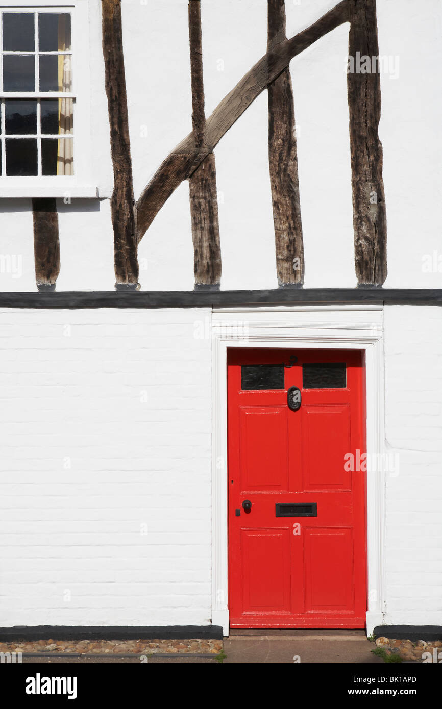 Gran Bretagna Inghilterra Nayland Suffolk graticcio dipinte di bianco di casa con la porta rossa Foto Stock