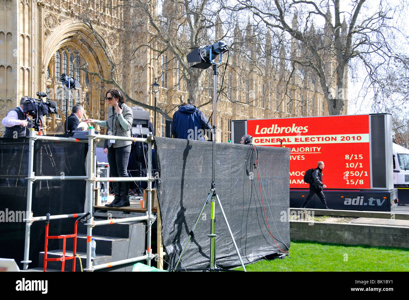 Podio di Sky Television su College Green Westminster con il passaggio di Ladbrokes 2010 mobile politico elezioni generali display pubblicitario di scommesse Londra Regno Unito Foto Stock