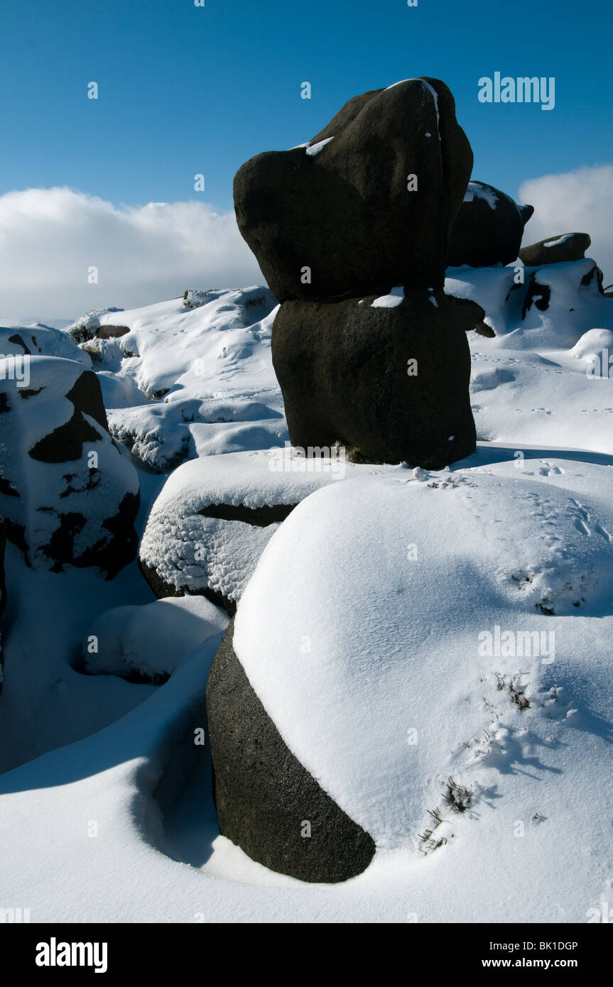Vento neve scolpita e rocce, a rocce Woolpacks su Kinder Scout altopiano, sopra Edale, Peak District, Derbyshire, England, Regno Unito Foto Stock