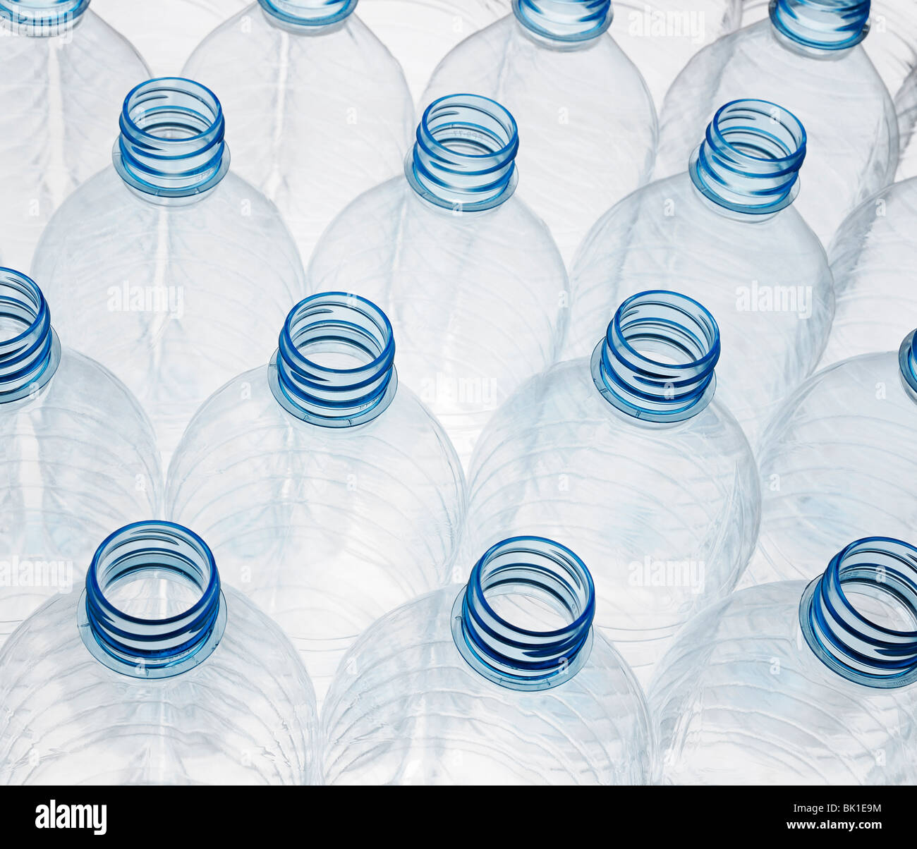 Le bottiglie di plastica pronto per il riciclaggio Foto Stock