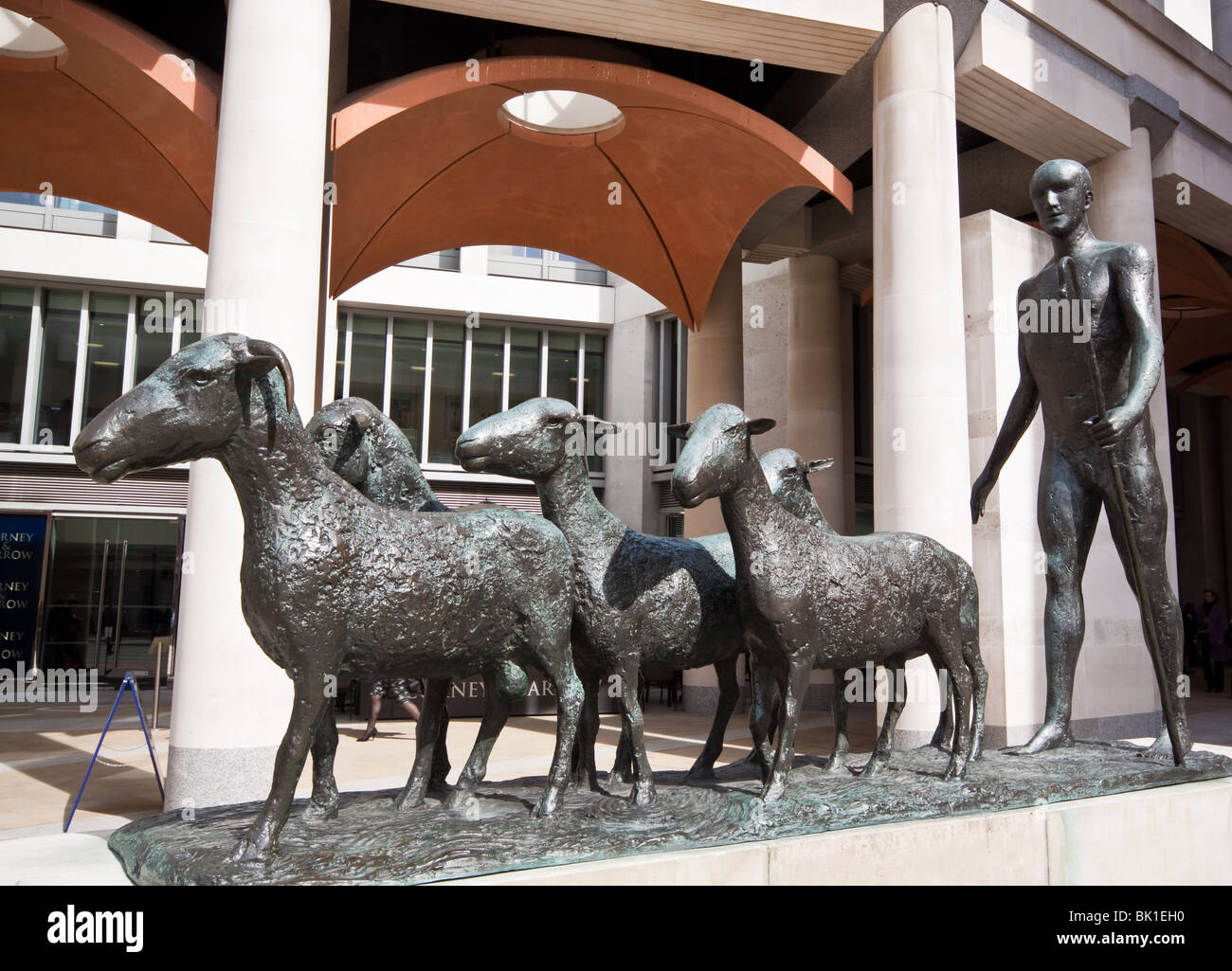 La scultura in bronzo di pastore e pecore da Dame Elisabeth Frink in Paternoster square Londra Foto Stock