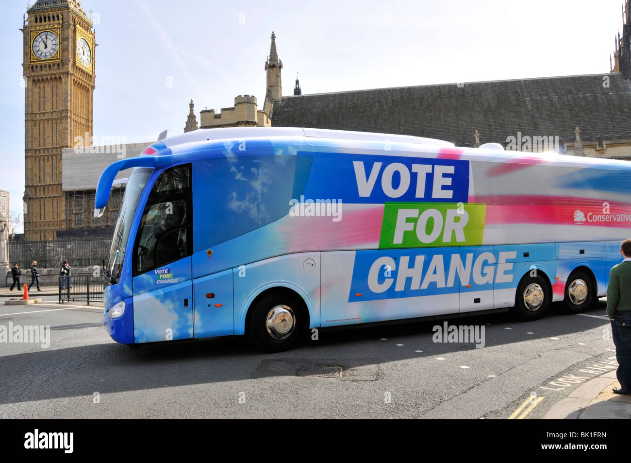 Partito politico conservatore 2010 campagna elettorale bus in Piazza del Parlamento al di fuori del Parlamento Westminster Londra Inghilterra Regno Unito Foto Stock