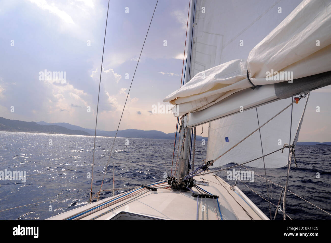 Imbarcazione a vela in navigazione vicino l'isola di Tavolara (Sardegna, Italia) Foto Stock