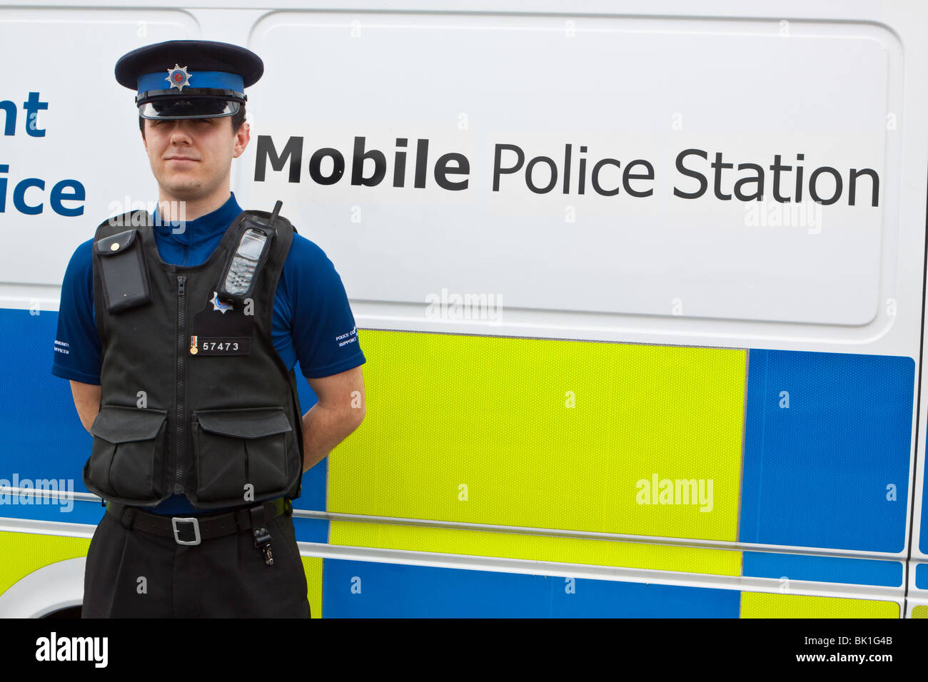La polizia del sostegno comunitario Officer e mobile della stazione di polizia Foto Stock