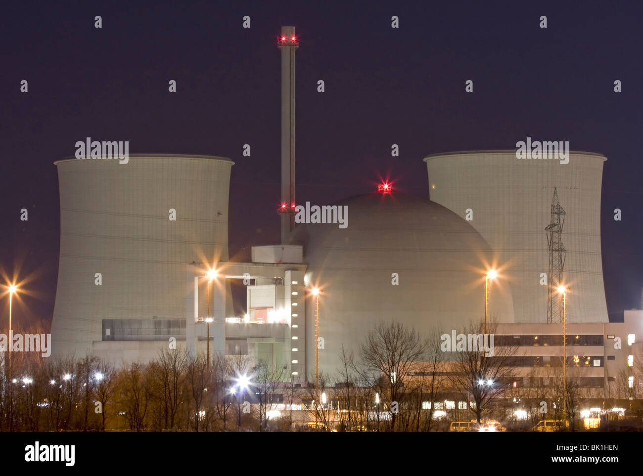Centrale nucleare di notte Foto Stock