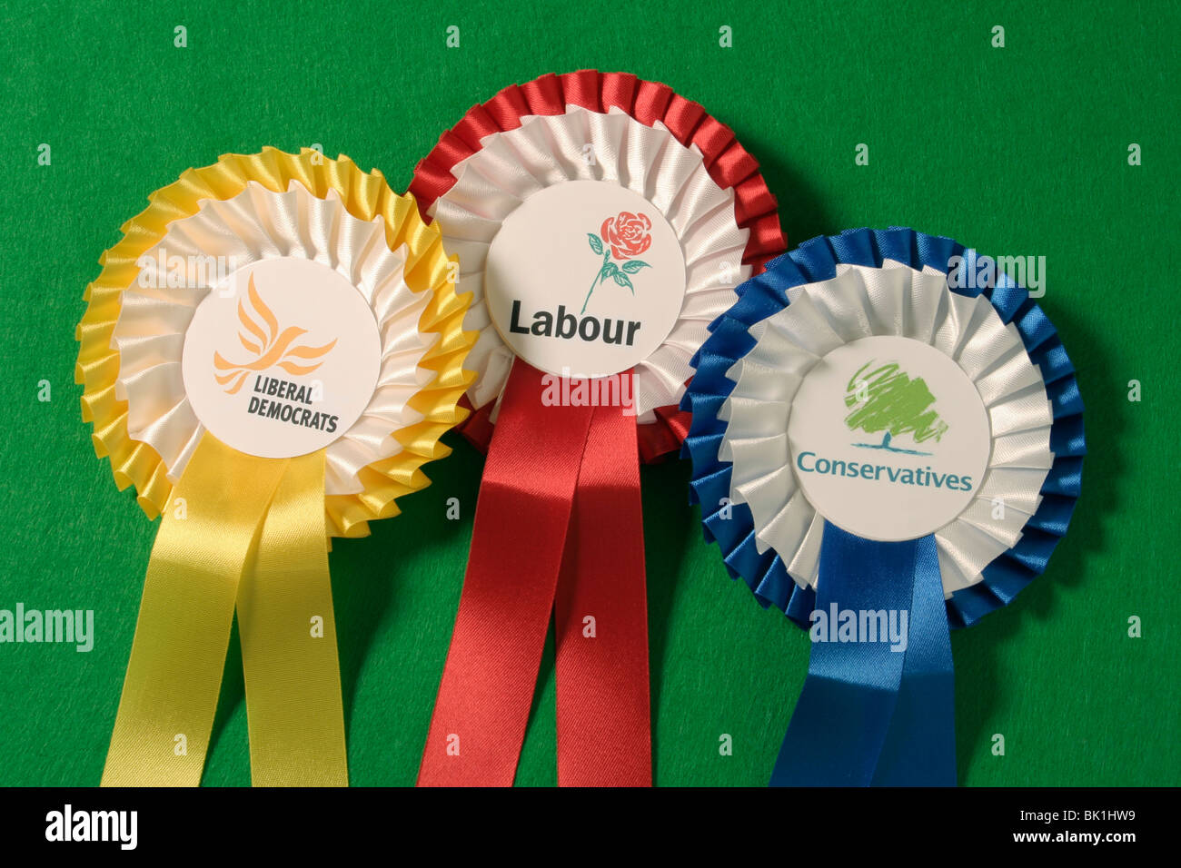 I tre principali UK partiti politici rosette. Foto Stock