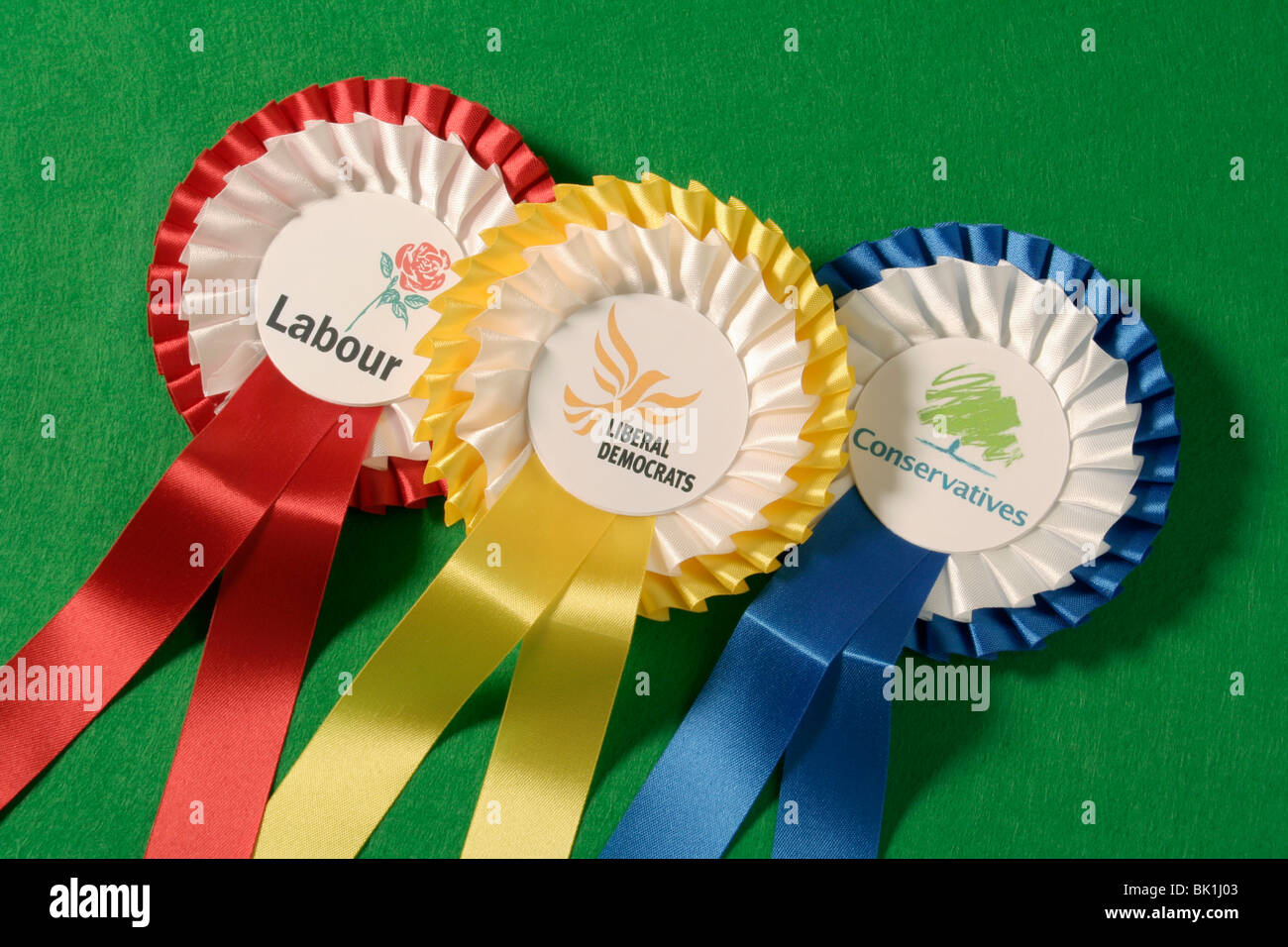 I tre principali UK partiti politici rosette. Foto Stock