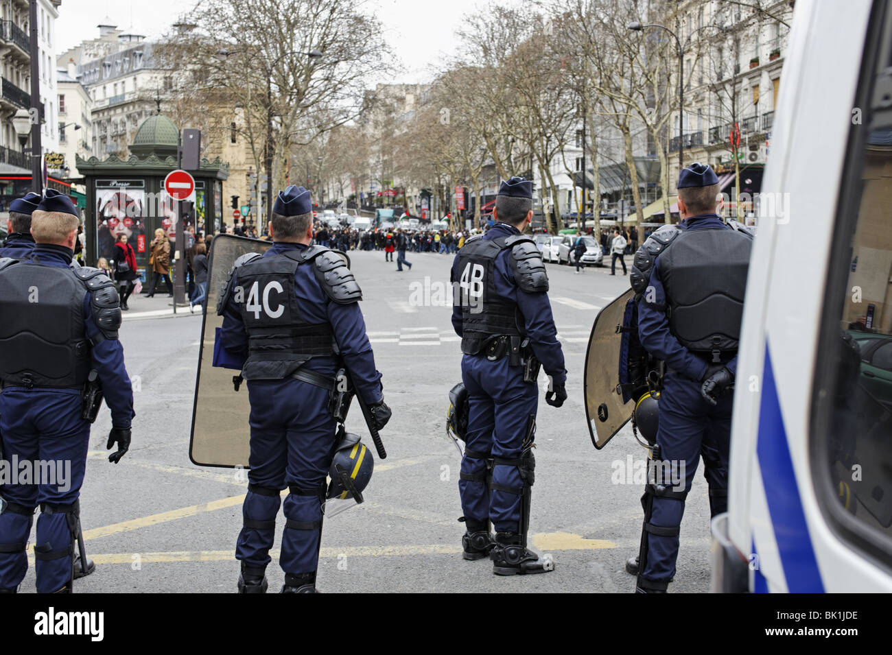 Poliziotti francesi in una strada di Parigi Foto Stock