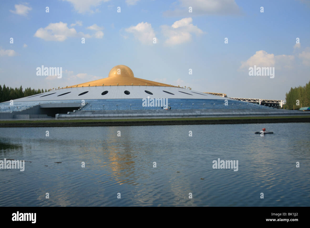 Tempio buddista nella periferia della periferia di Bangkok, Tailandia. Foto Stock