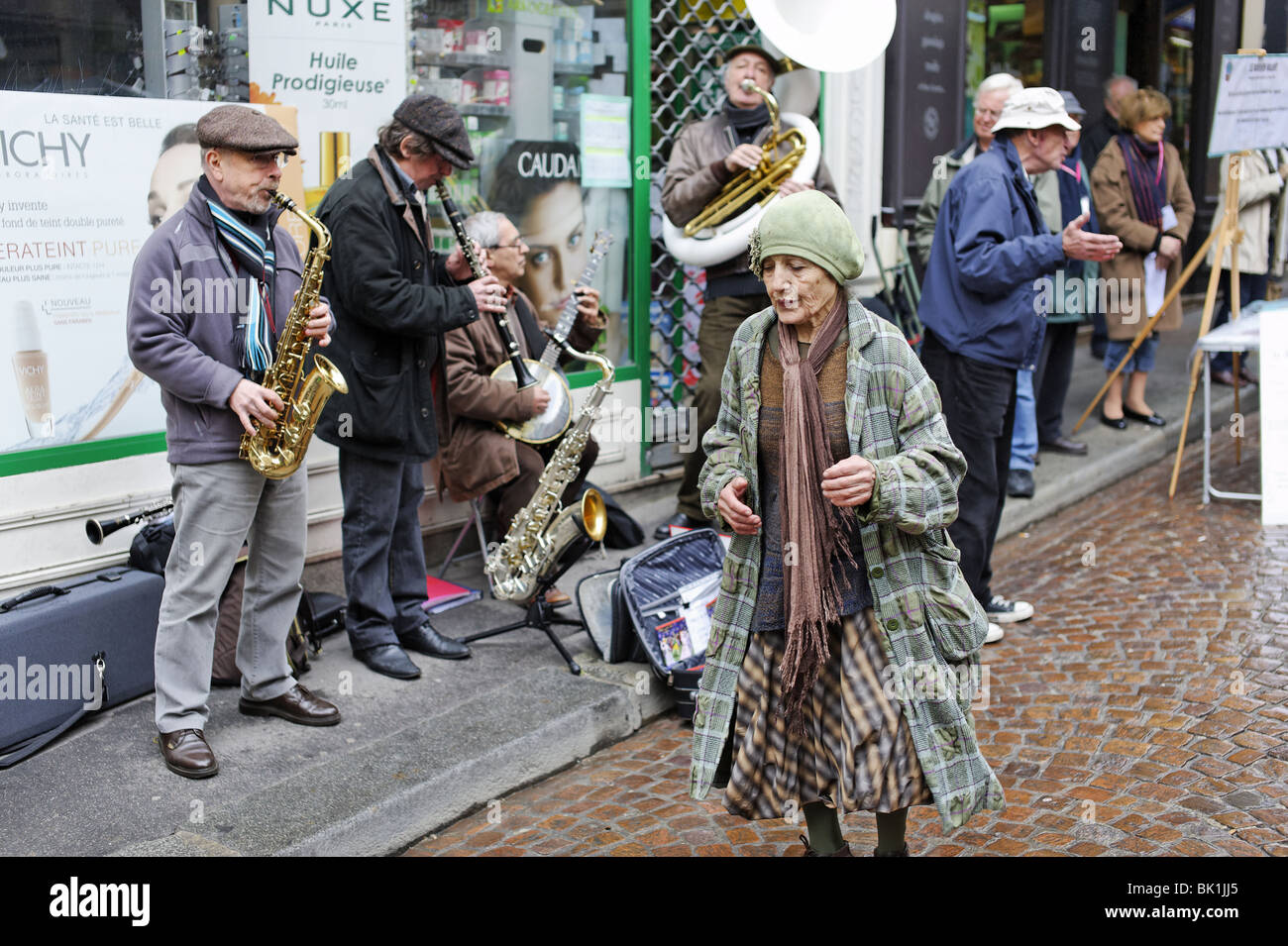 Gruppo di anziani attori facendo una street performance, Parigi, Francia Foto Stock