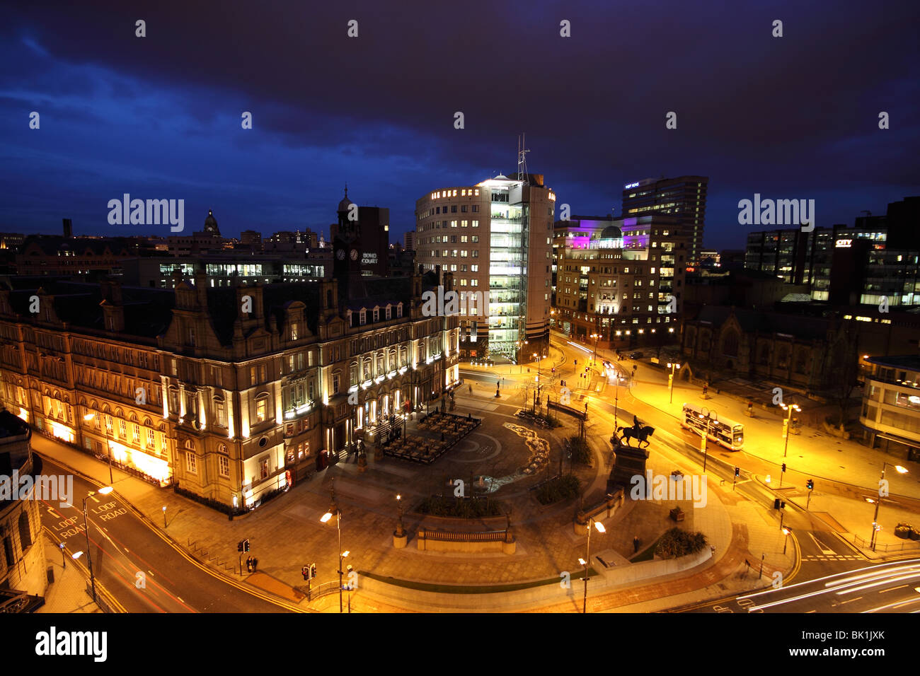 Una vista notturna di piazza della città e gli edifici circostanti, in Leeds West Yorkshire Foto Stock