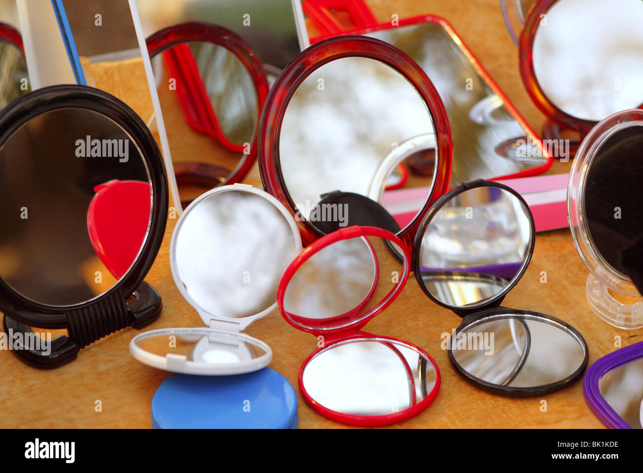Round specchi colorati su un tavolo di legno shop Foto Stock