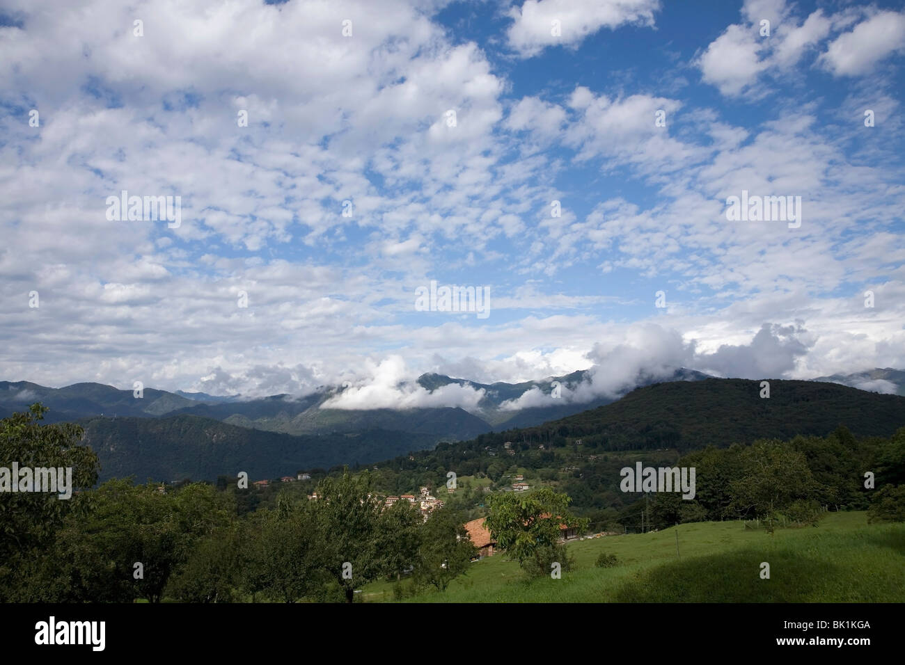 È tempo di estate turbolenza e Rovesci temporaleschi in Piemonte, Italia Foto Stock