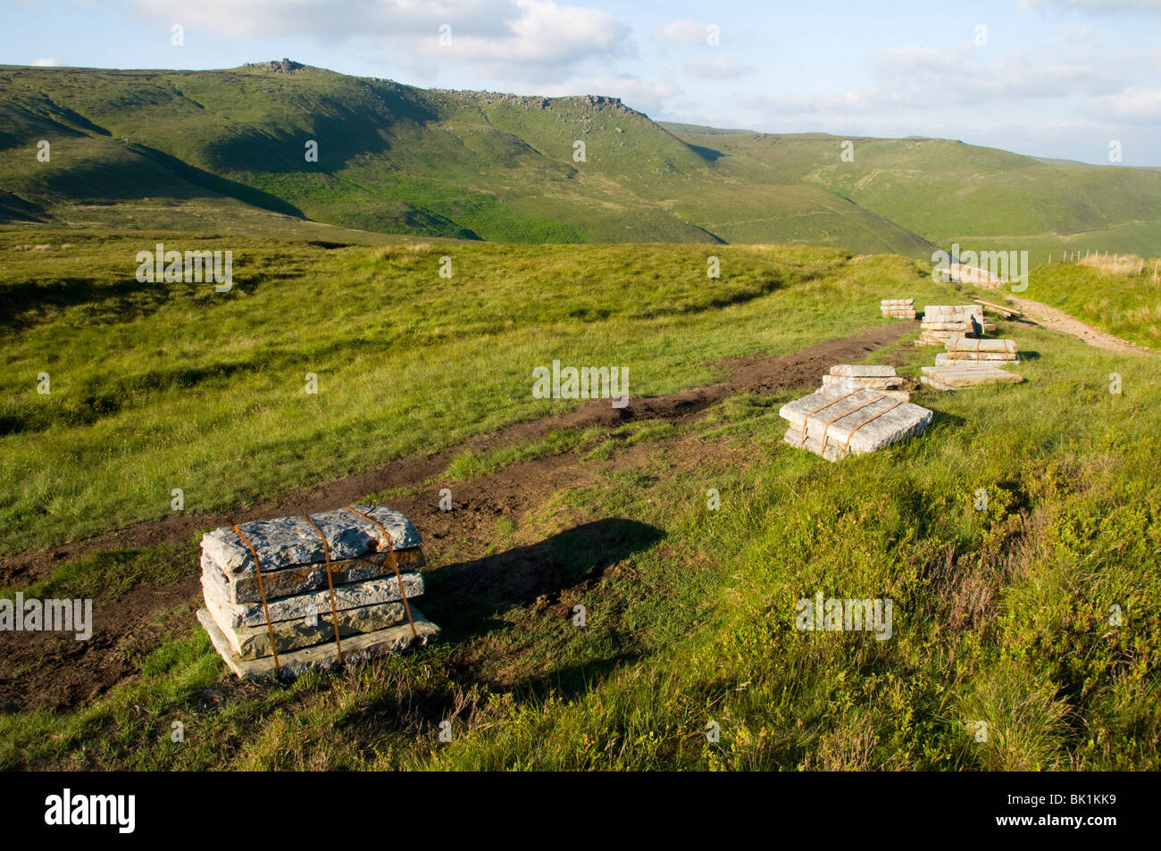Schiaffi di arenaria per essere utilizzato per il sentiero del restauro, sotto Kinder Scout, Edale, Peak District, Derbyshire, England, Regno Unito Foto Stock