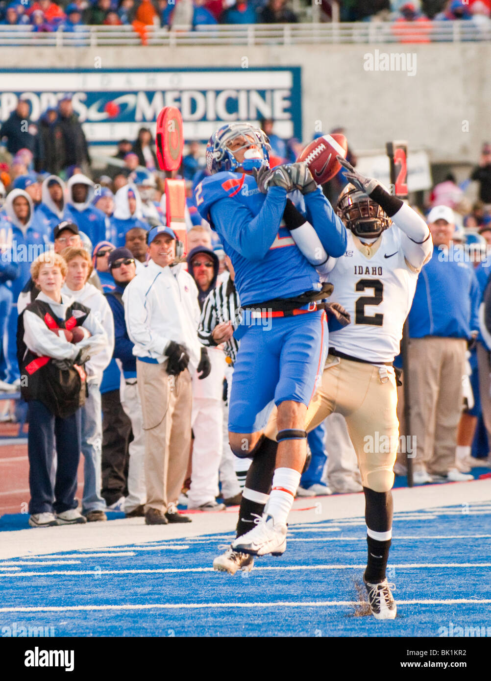 Boise, Idaho Boise State University del gioco del calcio, Austin Pettis recuperando un touchdown, coach Chris Peterson in background Foto Stock