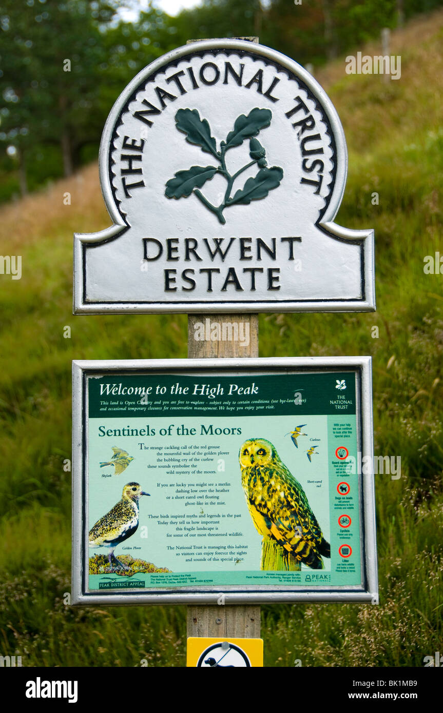 Il National Trust informazioni segno sulla Derwent station wagon, vicino Ladybower reservoir, Peak District, Derbyshire, England, Regno Unito Foto Stock