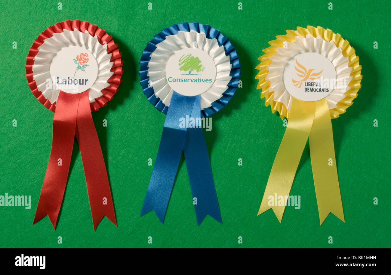 I tre principali UK partiti politici rosette. Foto Stock