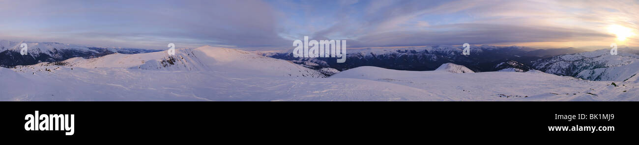 Tramonto in inverno in Western Sayan montagne. La Siberia. La Russia Foto Stock