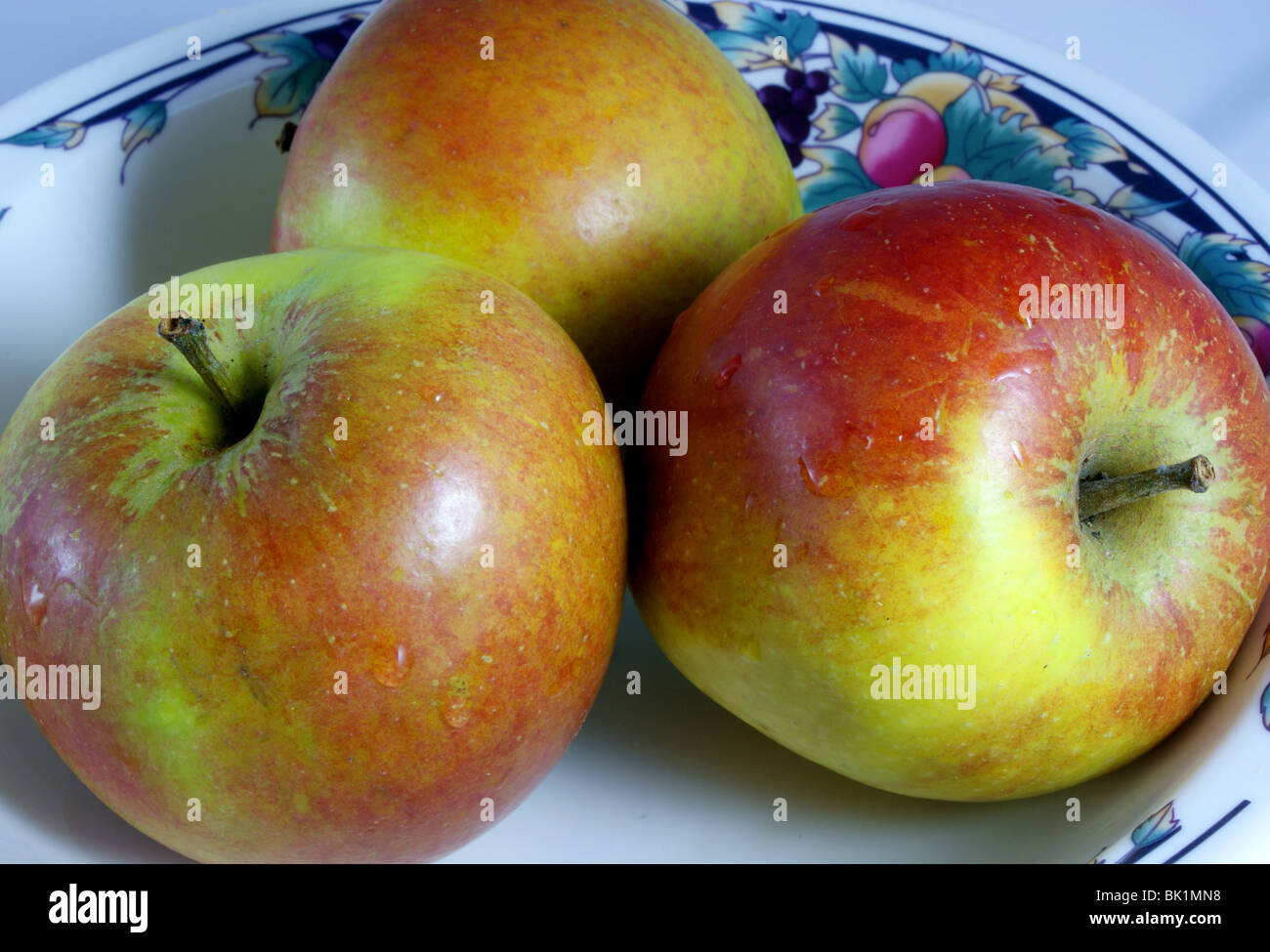 Mele ancora vita closeup che sono raggruppati in un Royal Doulton ciotola. Foto Stock