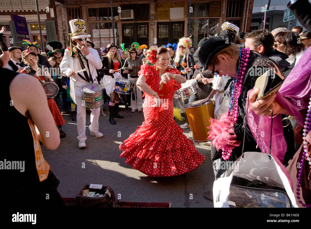 Donna in abito rosso in ballo nel Quartiere Francese, Mardi Gras, New Orleans, Louisiana, Stati Uniti d'America. Foto Stock