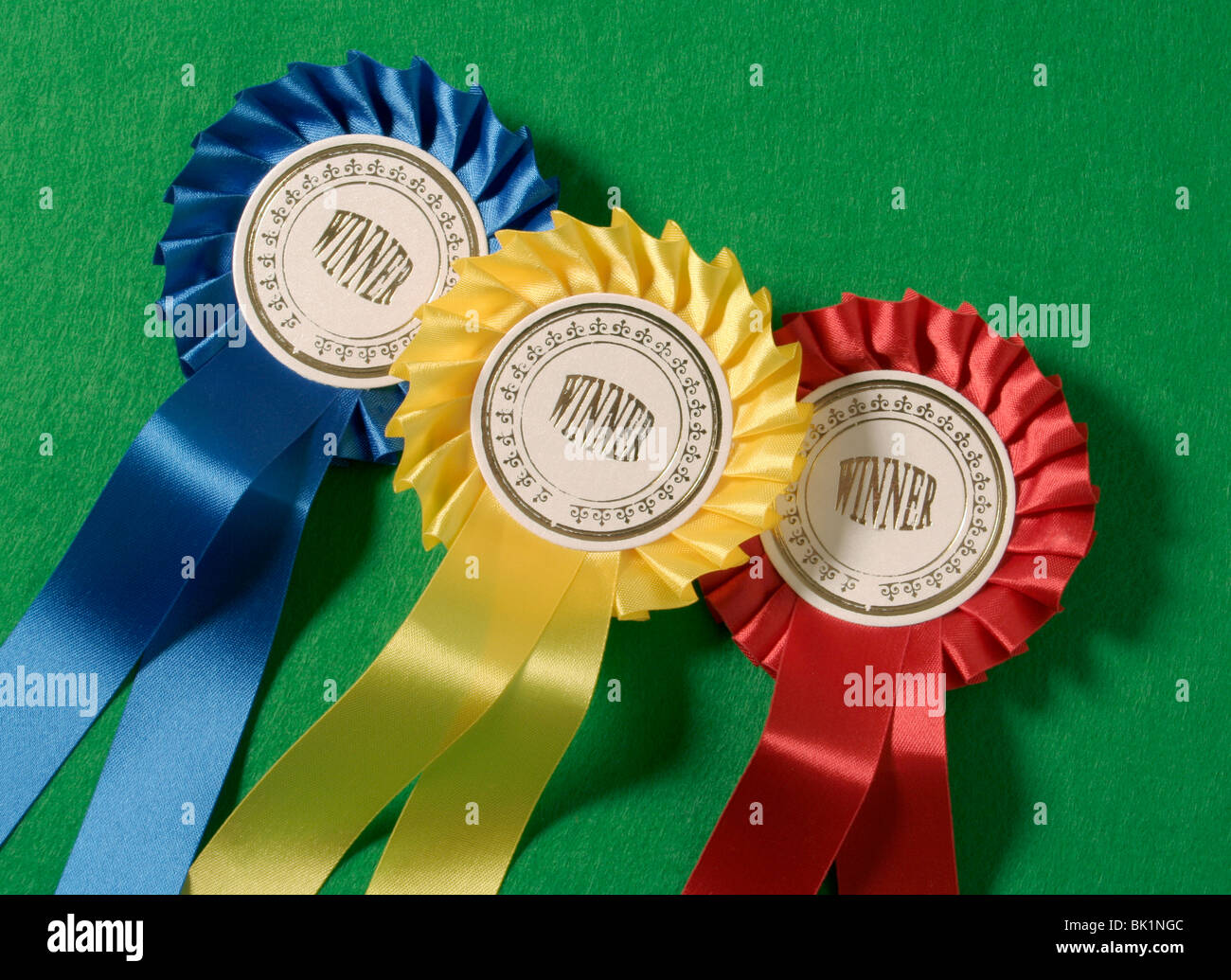 Blu, Giallo e Rosso vincitori rosette. Foto Stock