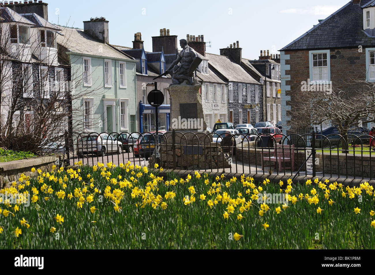 Case a schiera color pastello su Castle Street, Kirkcudbright, Dumfries e Galloway, Scozia. Il War Memorial Center Foto Stock