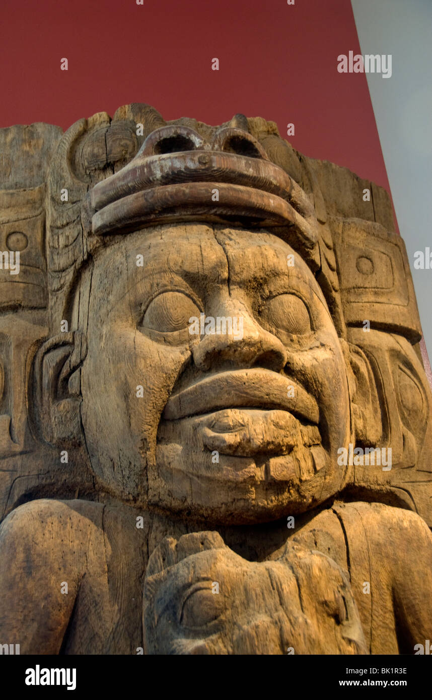 Scuote il capo di casa totem pole al Museo Wrangell, il James e Elsie Centro Nolan, Wrangell, Alaska Foto Stock