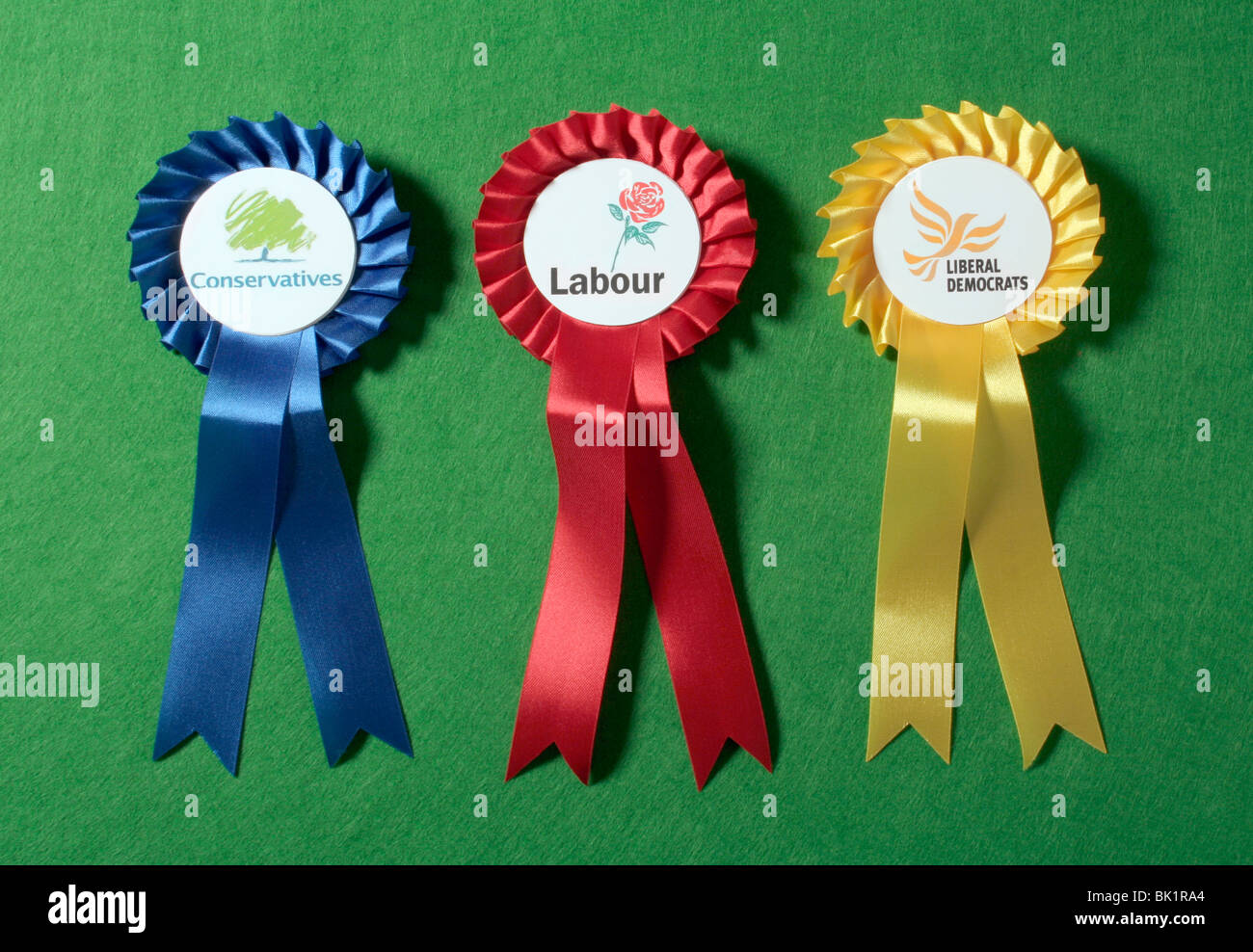 I tre principali UK partiti politici rosette. Foto Stock