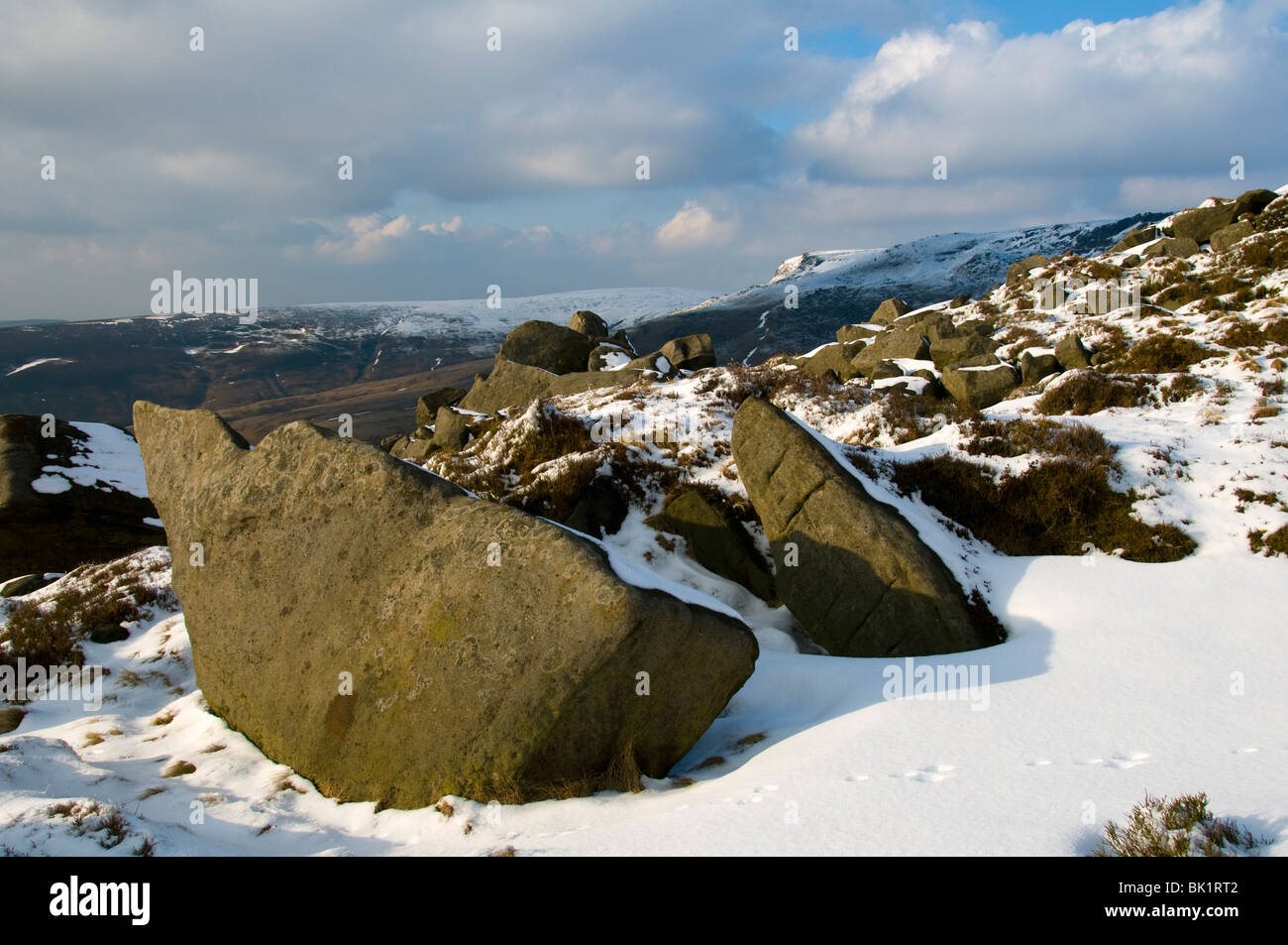 Graniglia di macina massi sotto la Kinder Scout plateau, vicino Hayfield, Peak District, Derbyshire, England, Regno Unito Foto Stock