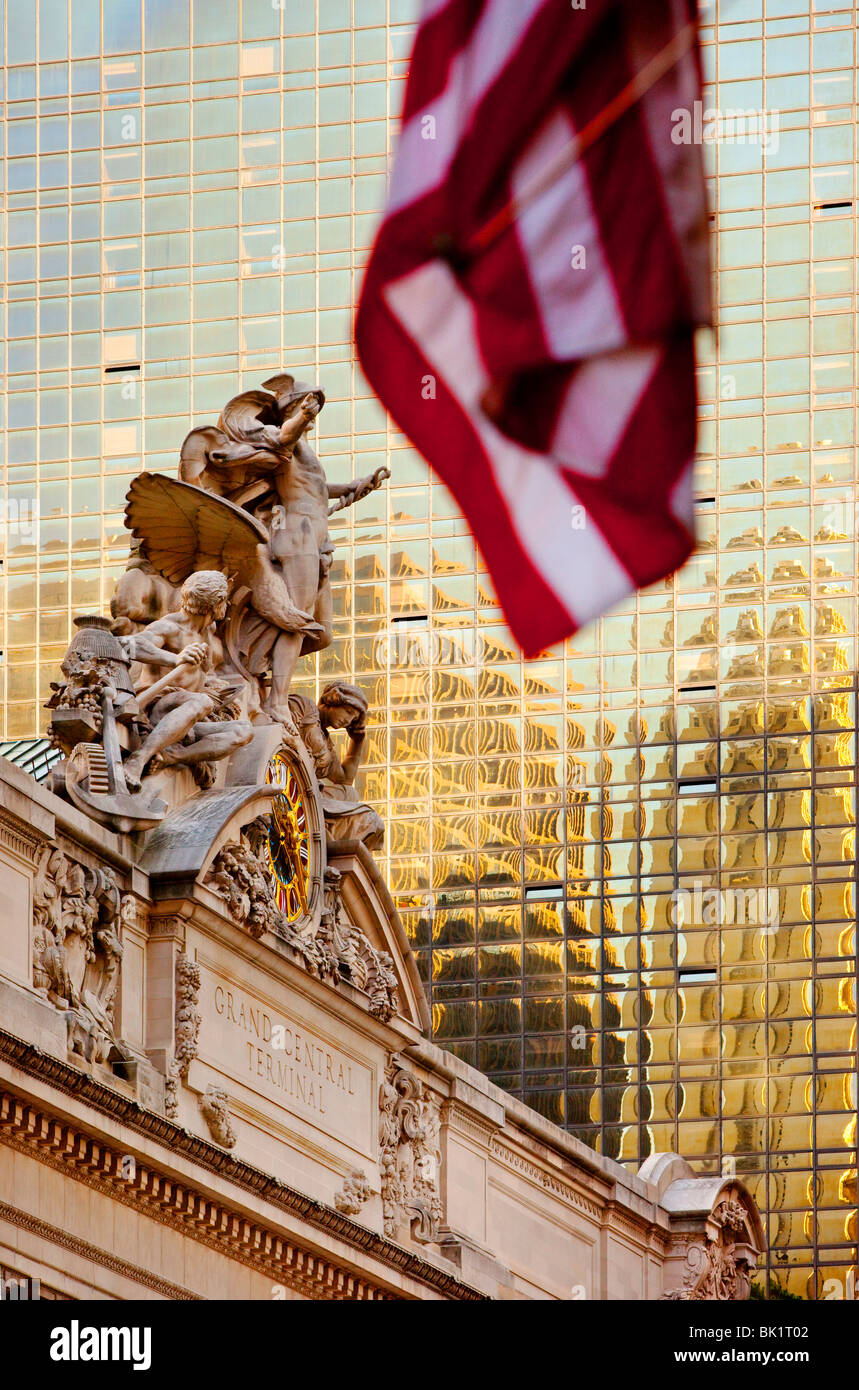 Dettagli sull'orologio e sulle statue in cima al Grand Central Terminal di Manhattan, New York, USA Foto Stock