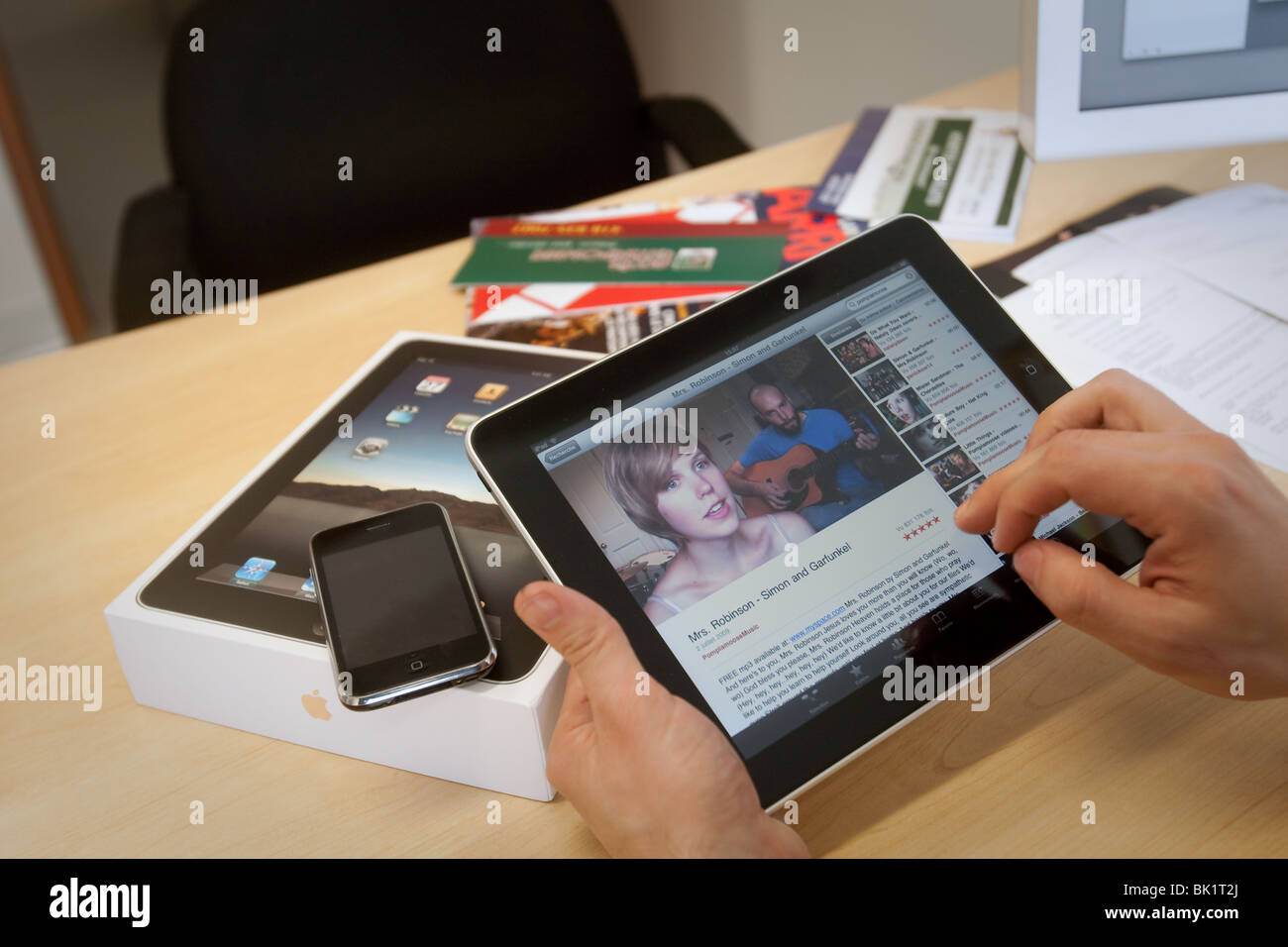 Apple iPad compressa essendo usato da un uomo Foto stock - Alamy