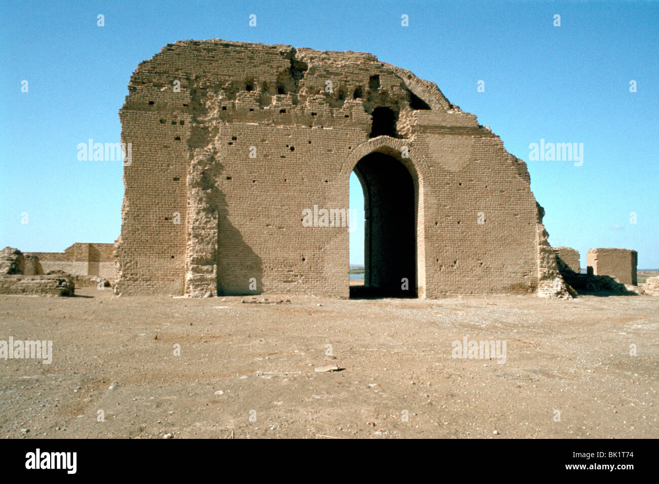 La porta che si affaccia sul fiume Tigri, rovine del califfo's Palace, Samarra in Iraq, 1977. Foto Stock