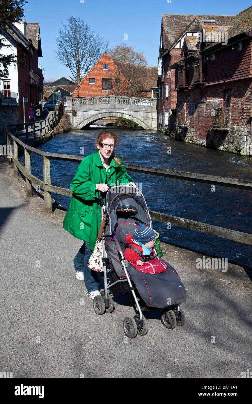 La madre e il bambino in un passeggino, Winchester, Hampshire, Inghilterra, Regno Unito. Foto Stock