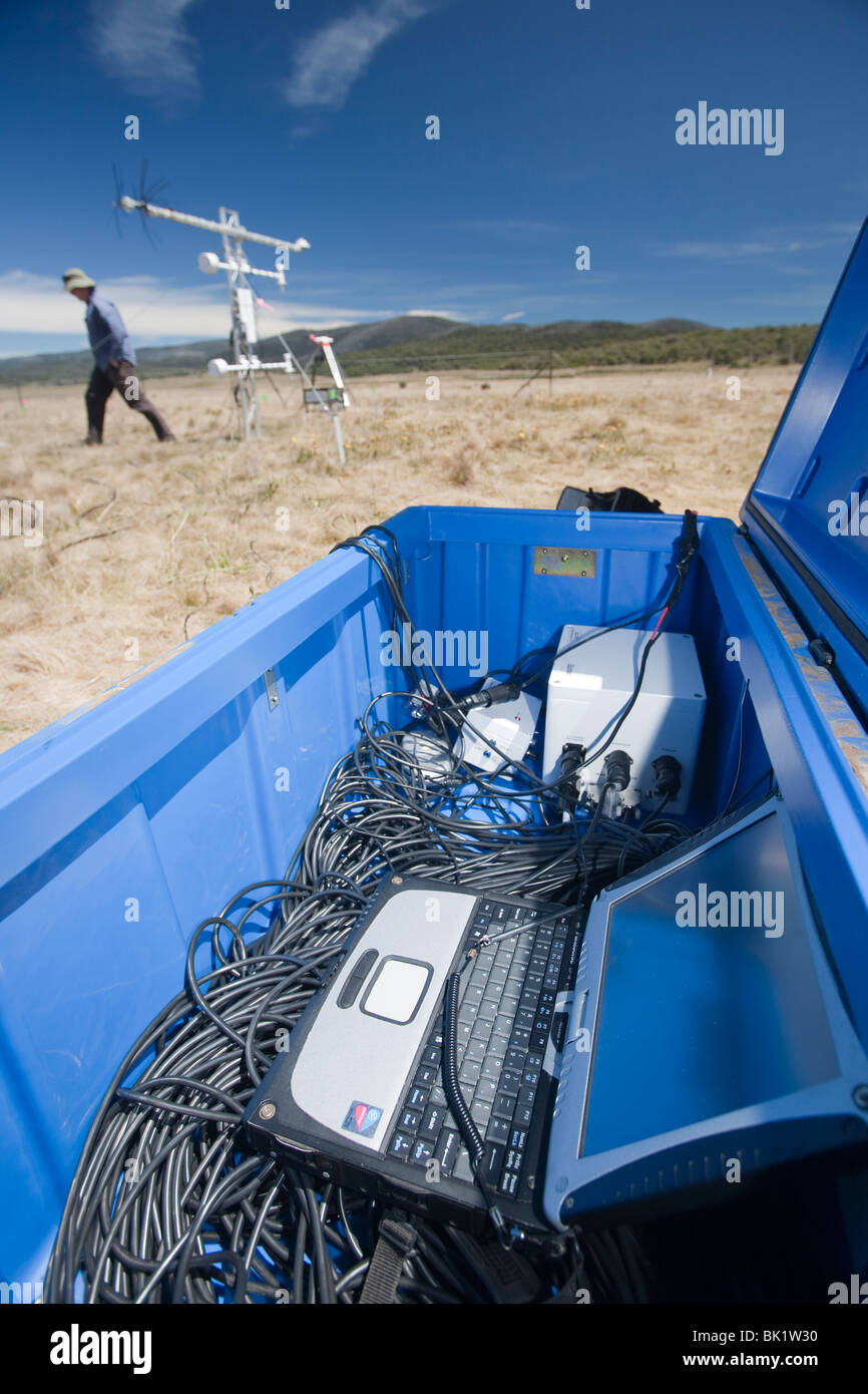 Uno scienziato da Sydney University studiando C02 scambio tra suolo e atmosfera in montagne innevate. Foto Stock