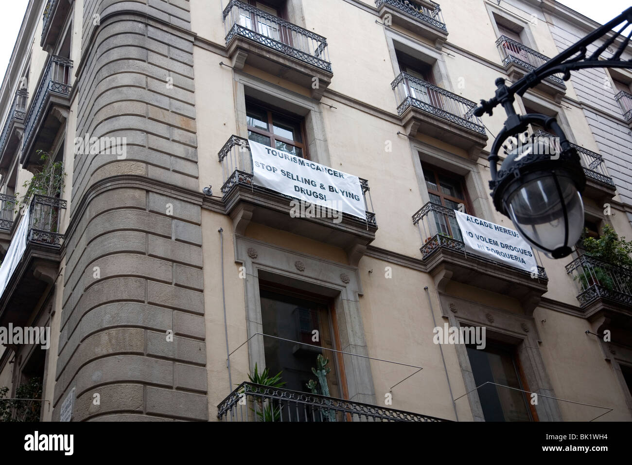 Interrompere la vendita e acquisto di farmaci / Turismo = cancro , poster affissi sul balcone di Barcellona Foto Stock