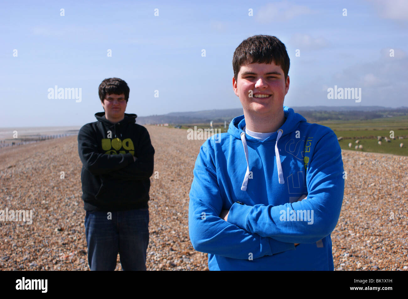 Twin ragazzi su una spiaggia a livello a Pett in East Sussex. Sono 17 anni. Foto Stock