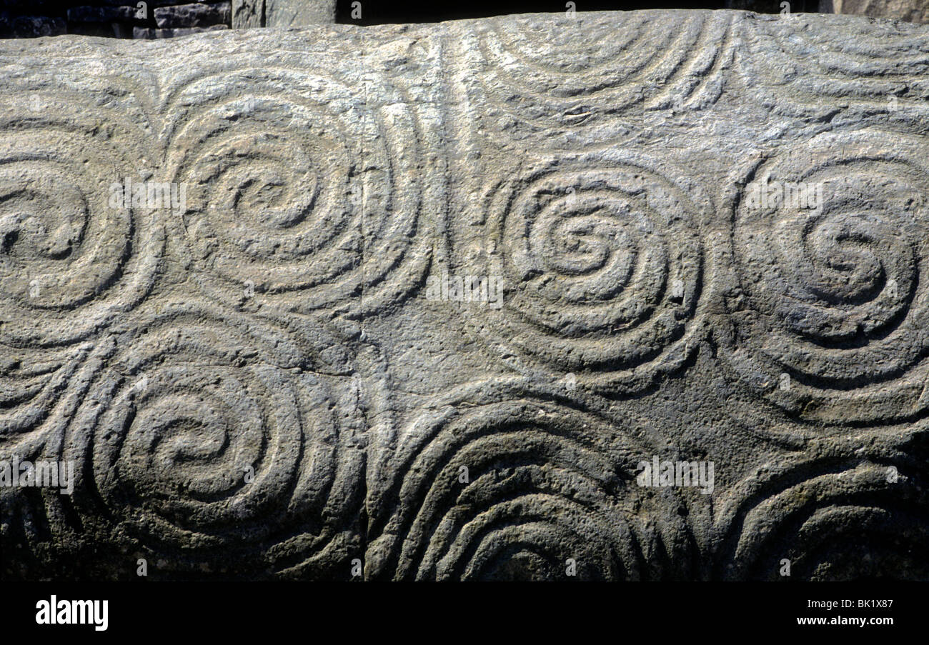 Newgrange tomba, nella contea di Meath, Irlanda, Eire Irish dettaglio di ingresso intagliato età della pietra preistorici sculture carving tombe Foto Stock