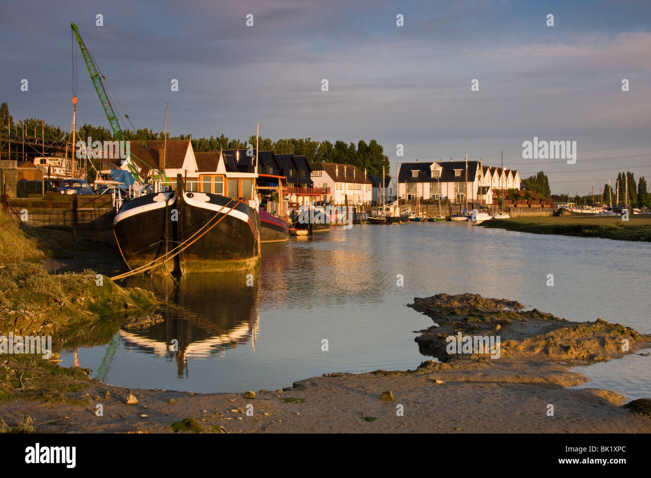 Conyer Creek vicino a Faversham in Kent è un estuario off il Tamigi lungo la costa della contea del Kent settentrionale Foto Stock