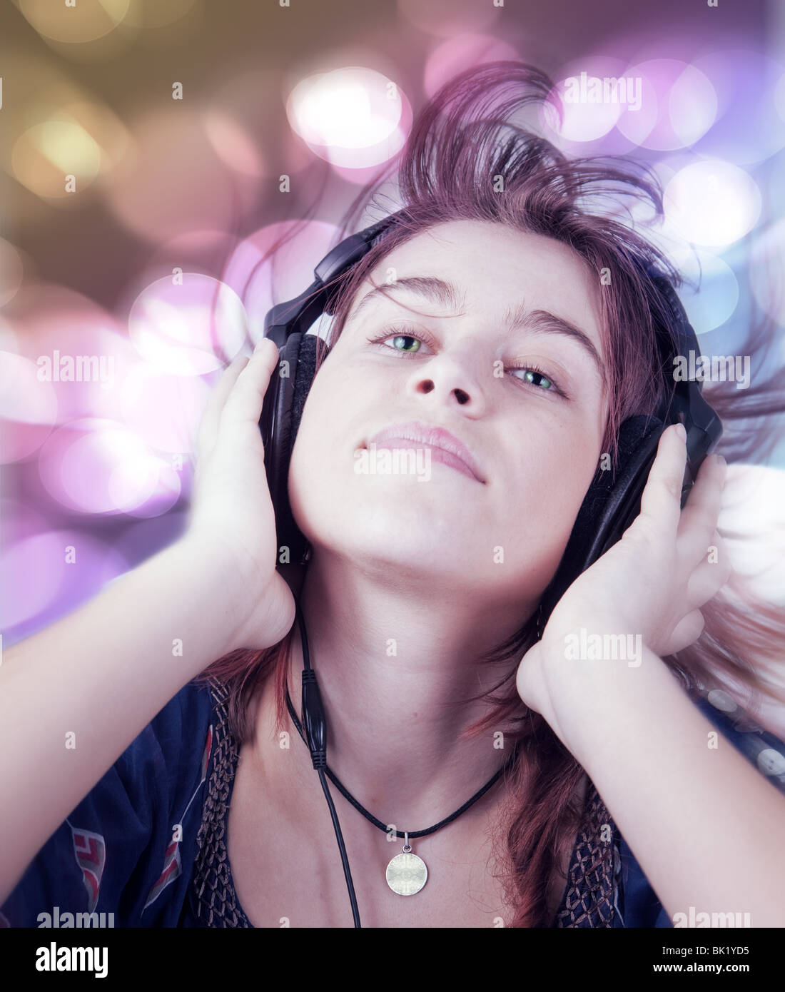 Active young teen donna ascolto musica moderna Foto Stock