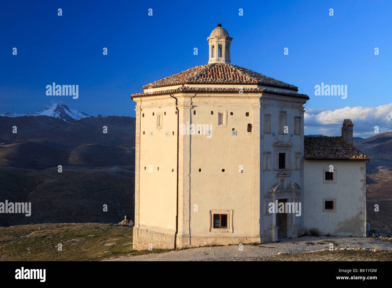 La Chiesa di Santa Maria della Pietà e Rocca Calascio, Abruzzo, Italia Foto Stock