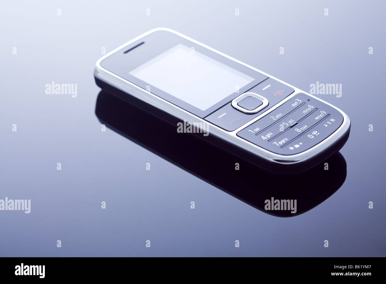 Obsoleto obsoleto modello vecchio telefono cellulare con tastiera Foto Stock