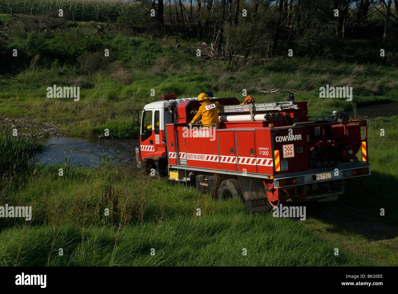 CFA Paese Autorità antincendio tanker che attraversa un ruscello Foto Stock