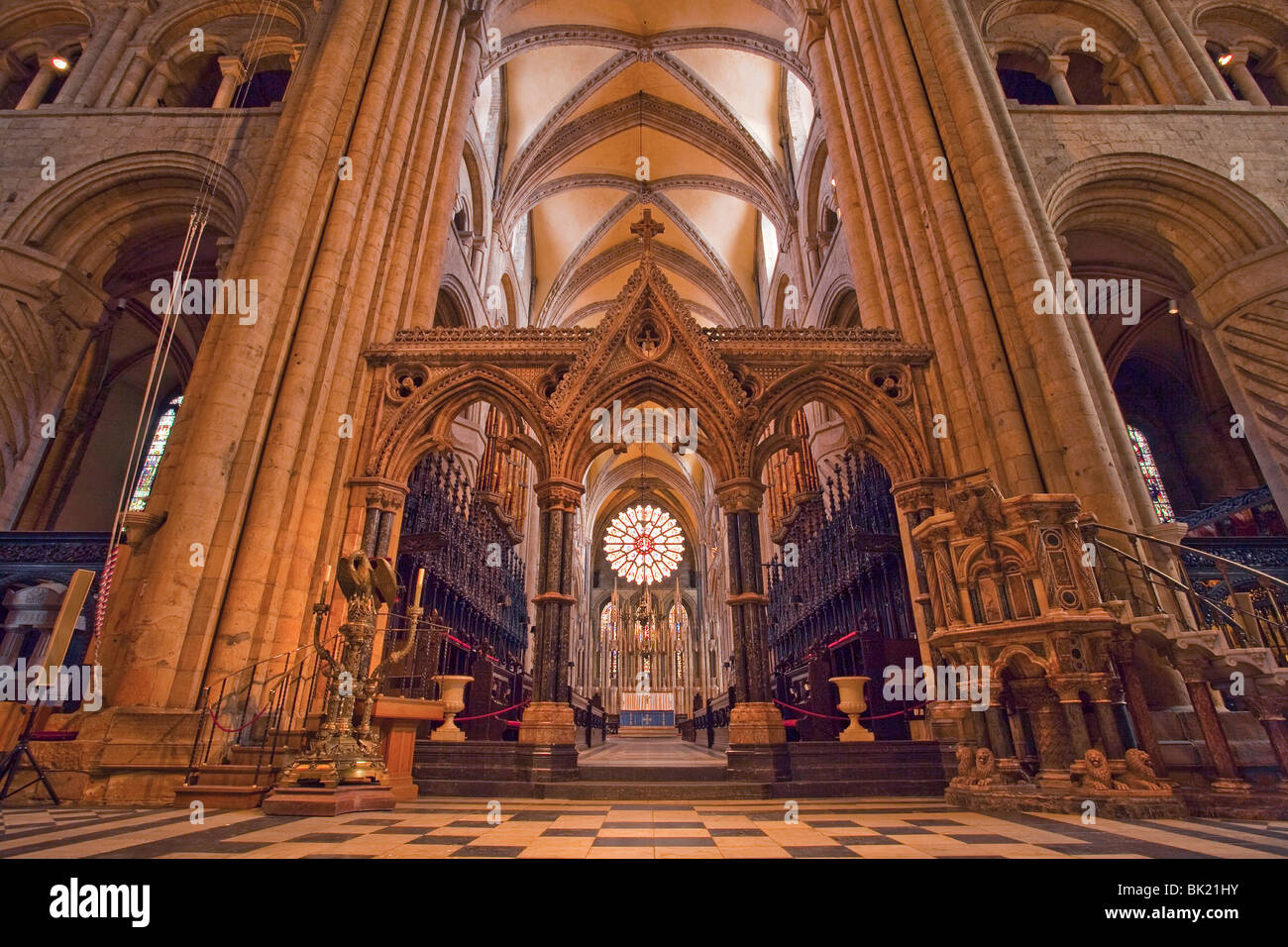 Gli interni della Cattedrale di Durham guardando verso il Santuario, Altare Maggiore e la cappella dei nove Altera Foto Stock